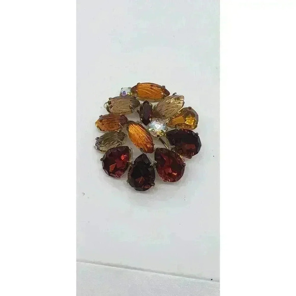 Vintage Brooch RARE Cut Scalloped Rhinestones Molded Glass Flower Gold Wash - Picture 14 of 14